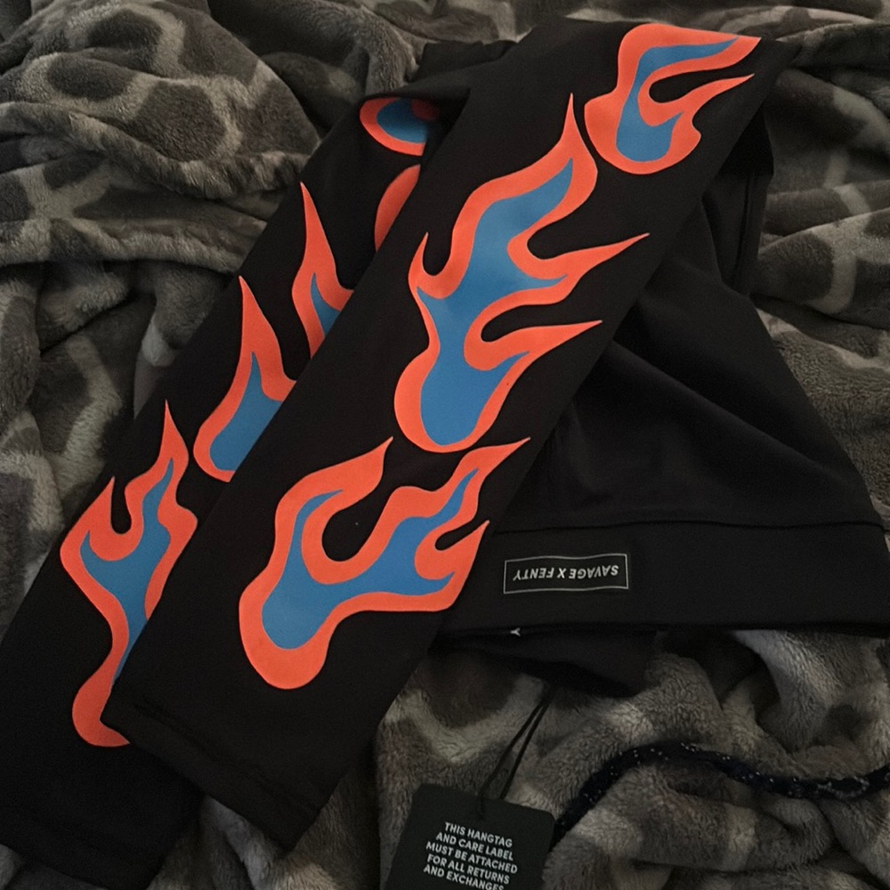 SAVAGE X FENTY sportswear by Rihanna leggings